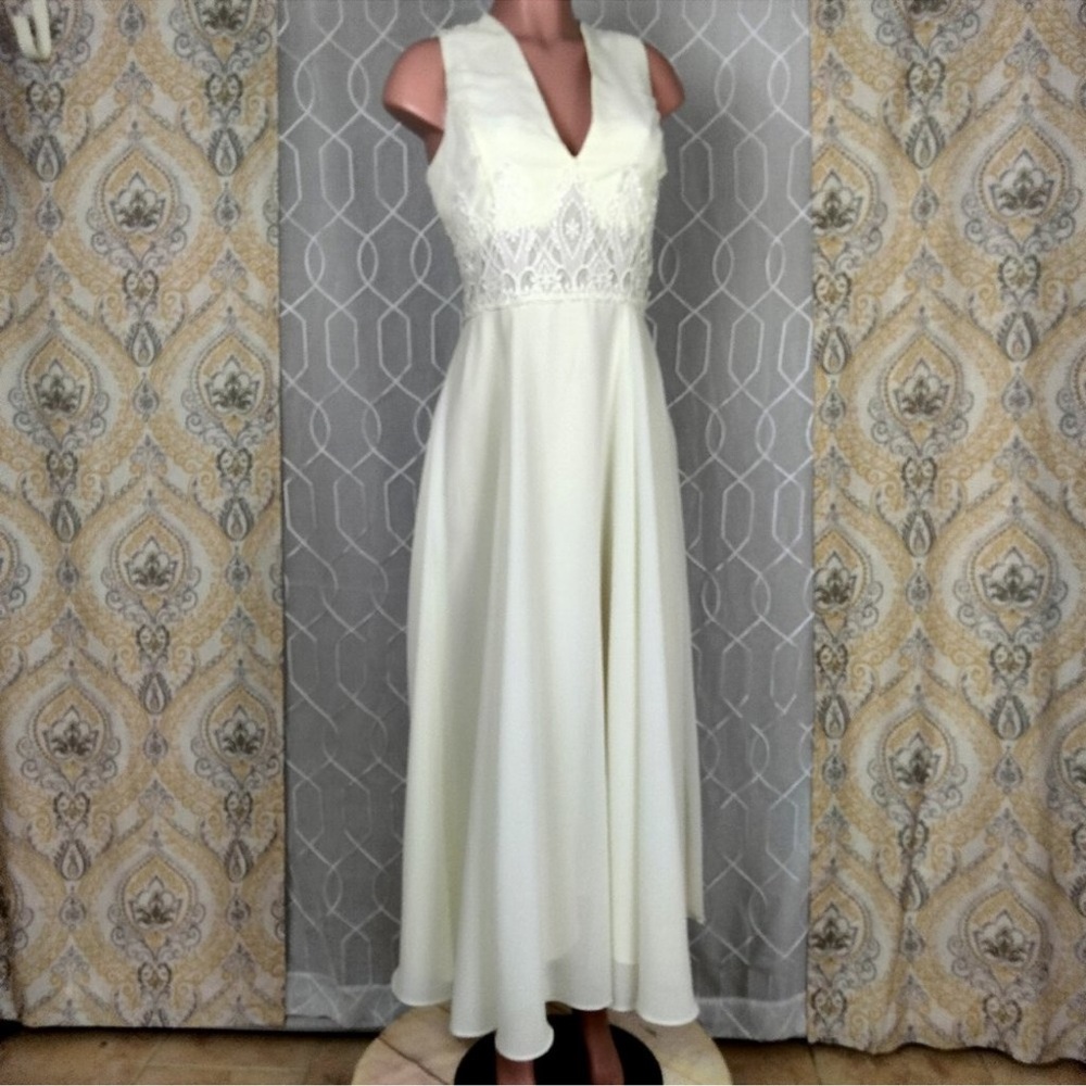 Elegant Cream Lace Wedding Dress
